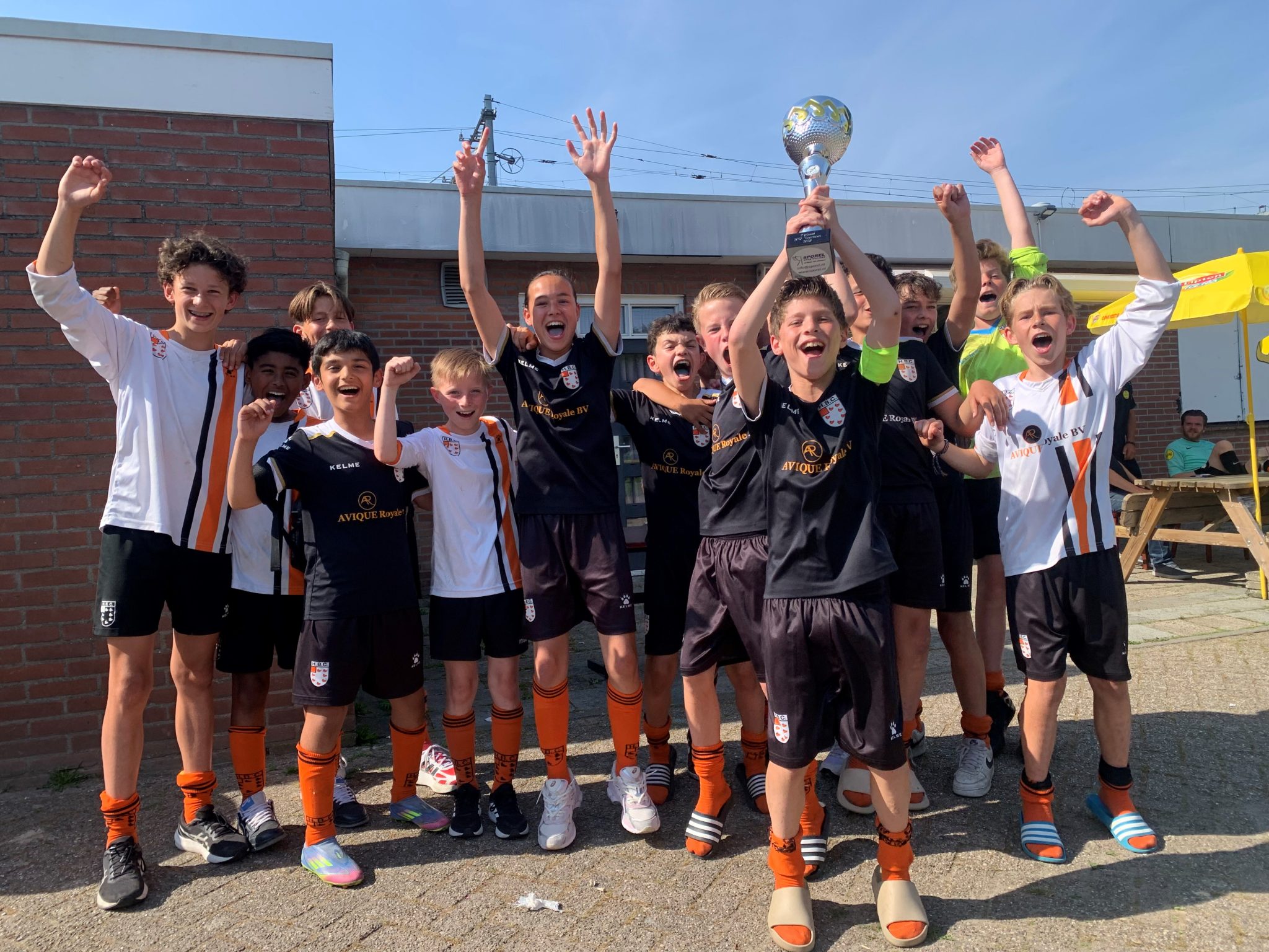 RRC Etterbeek en HBC winnen zonovergoten JO13-toernooi