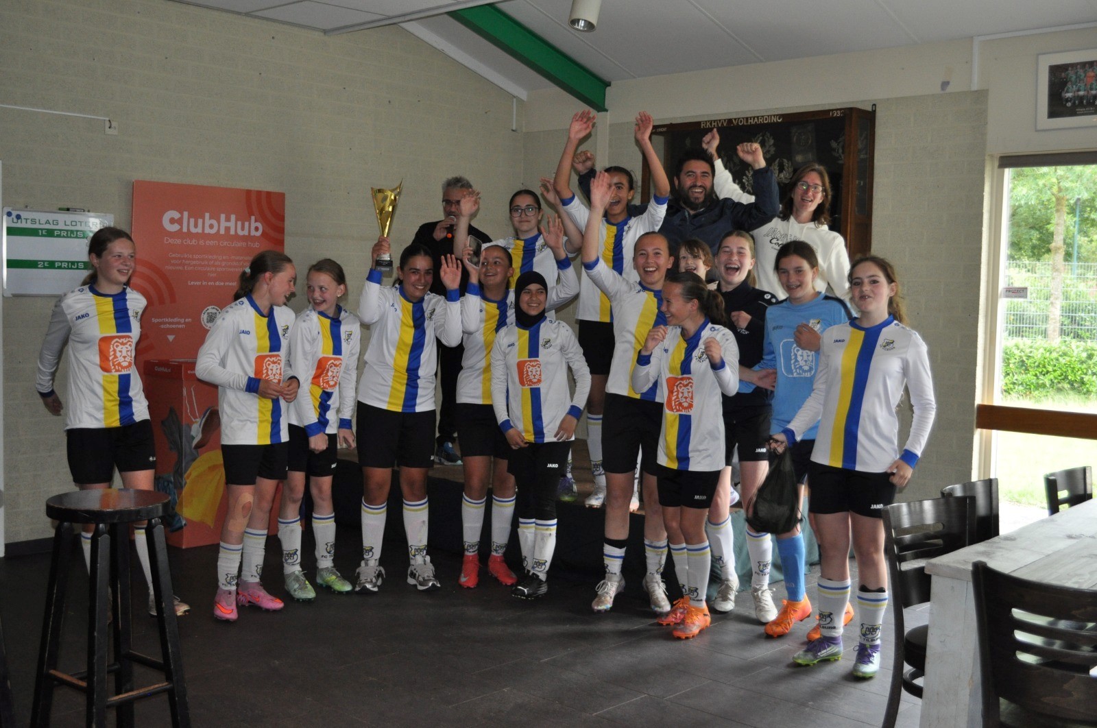 Voetbal verbindt: MO15-3 schittert op toernooi dankzij teamwork en inzet